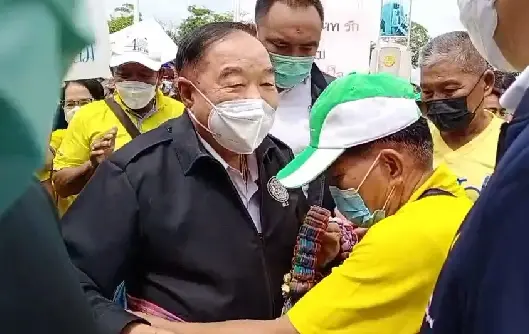 ชาวชัยนาทแห่ต้อนรับ "บิ๊กป้อม" ลงพื้นที่ตรวจสถานการณ์น้ำท่วม