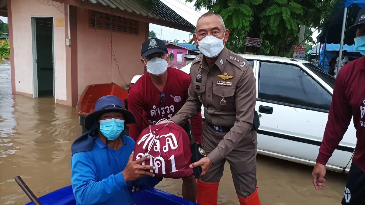 "แม่บ้านตำรวจ" ลุยมอบกำลังใจ-บรรเทาทุกข์น้ำท่วมอ่างทอง
