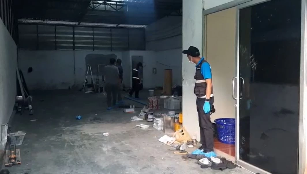 รวบแล้ว! "ไอ้นิว" ลูกน้องคนสนิท มือฆ่าหนุ่มรับเหมา หมกป่ากระถิน