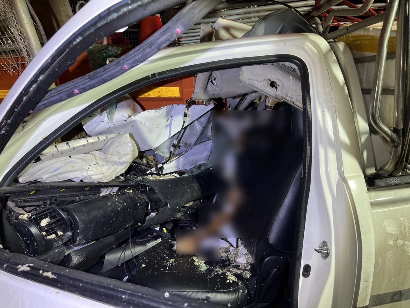 สุดสยอง! กระบะซิ่งแข่งทางด่วนบูรพาวิถี เสย 6 ล้อตีเส้นจราจร ดับ 1 สาหัส 4