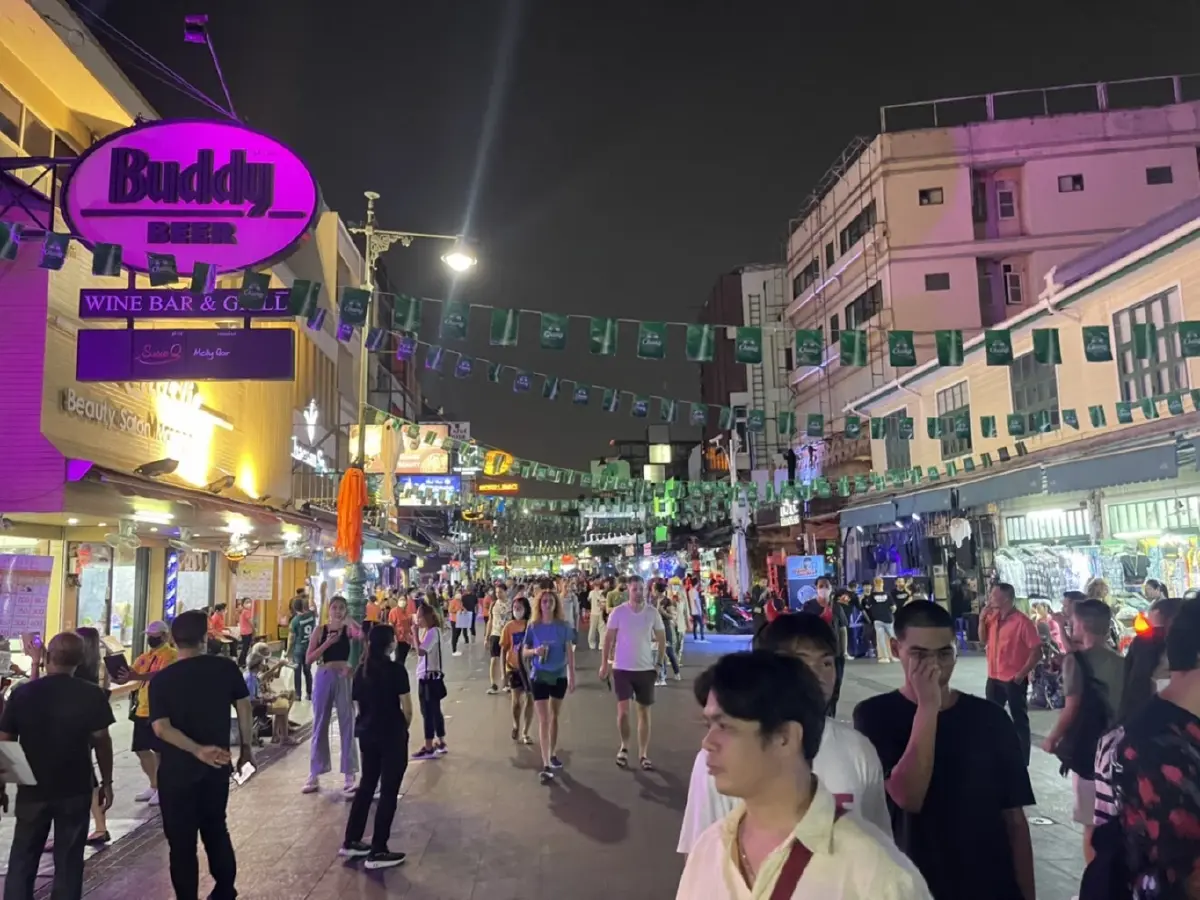 ถนนข้าวสารคึกคัก! นทท.แห่ร่วมงานวัน "ฮาโลวีน"