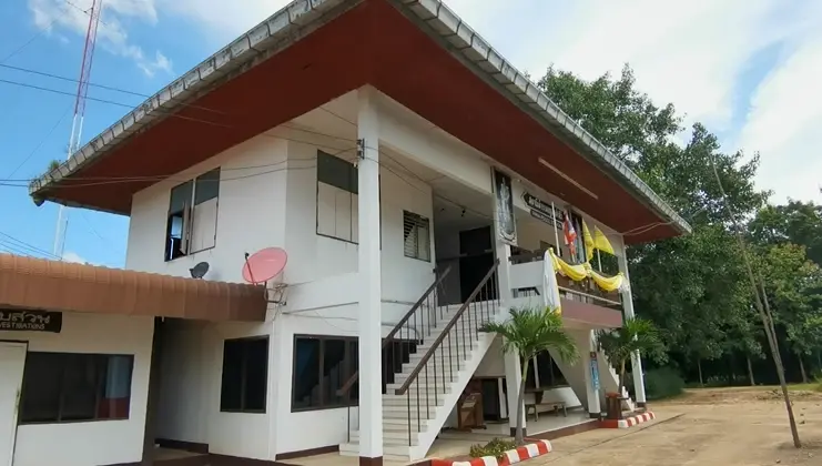 แชร์สนั่น ชายอ้างเป็น ตร. ขับรถส่ายไปมา จอดขวางขอตรวจใบขับขี่ (มีคลิป)