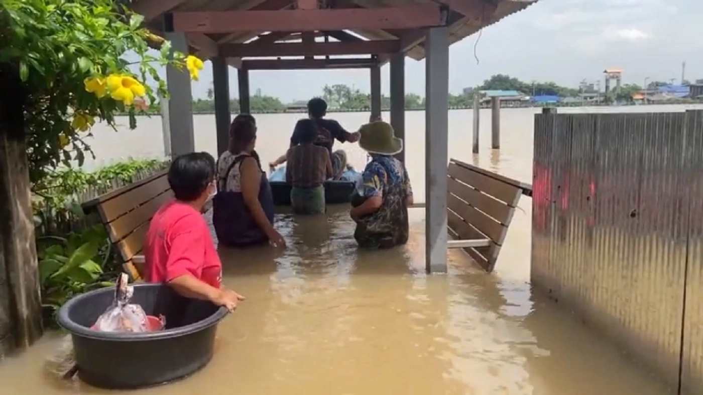 ชาวบ้านเกาะเกร็ดโวย โป๊ะขึ้นเรือจมน้ำไร้คนเหลียวแล
