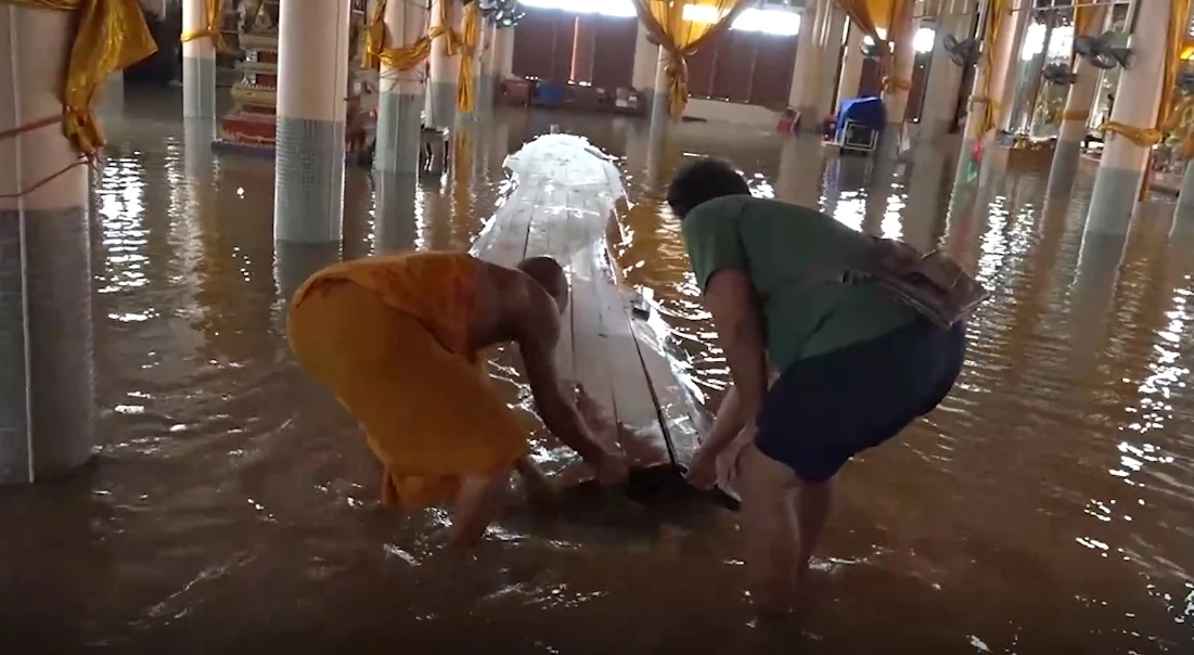 “น้ำท่วมอยุธยา”  ยังอ่วมหนัก “โบสถ์ไม้สักวัดดัง" พื้นระเบิดเสียหาย