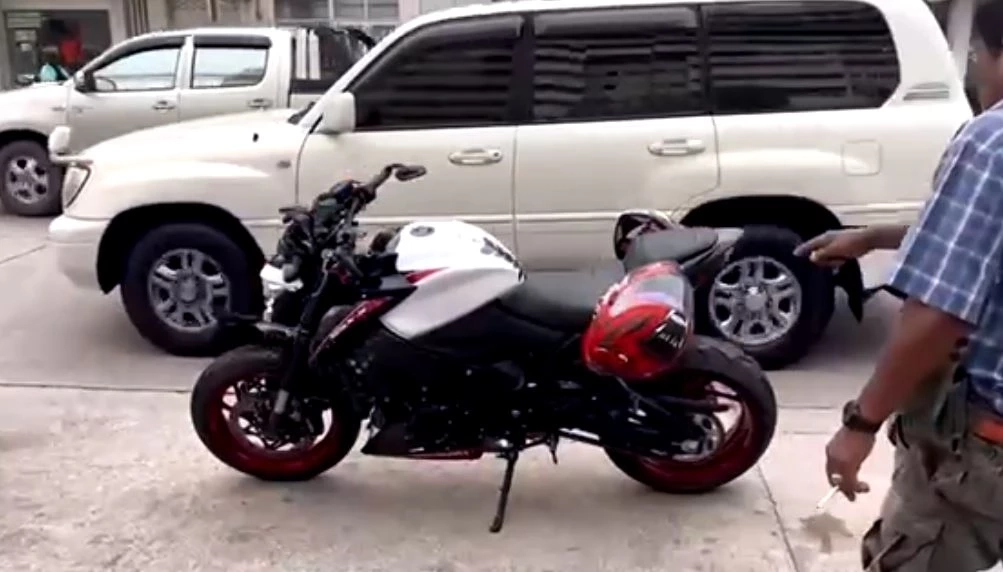 สลด! "บิ๊กไบค์" ชนเก๋งเลี้ยวกลับรถ ร่างกระเด็น ดับ 1 เจ็บ 1