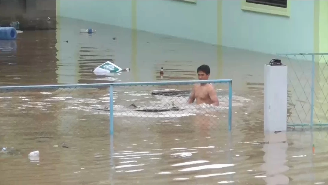 อ่างทอง-ป่าโมก คันดินริมเจ้าพระยาทรุด น้ำทะลักท่วมไม่ทันตั้งตัว