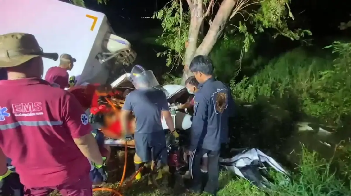  สุดเศร้า"ว่าที่เจ้าบ่าว-เจ้าสาว" ขับรถเสียหลักชนต้นไม้ หญิงดับ ชายบาดเจ็บ  