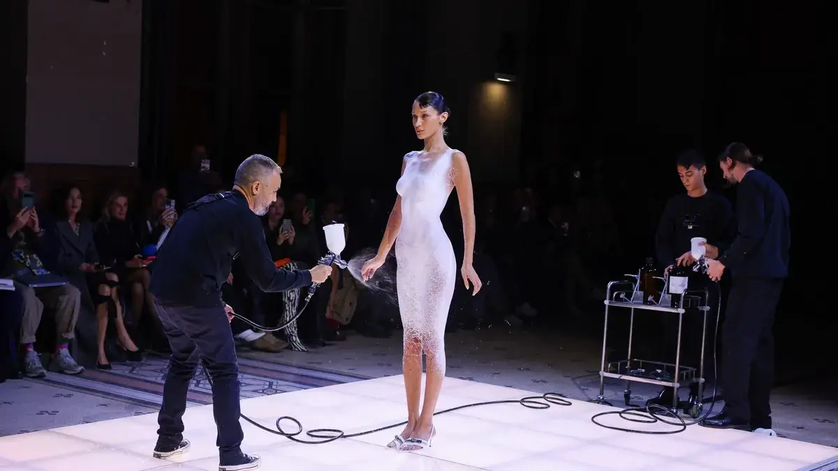 หนึ่งเดียวบนรันเวย์ สร้างเดรสบนเวที Paris Fashion Week
