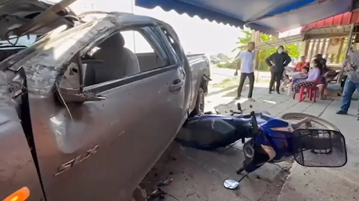 หากันวุ่น! "กระบะเมา" ซิ่งชนบ้าน ก่อนพบเป็นศพอยู่ใต้ท้องรถ
