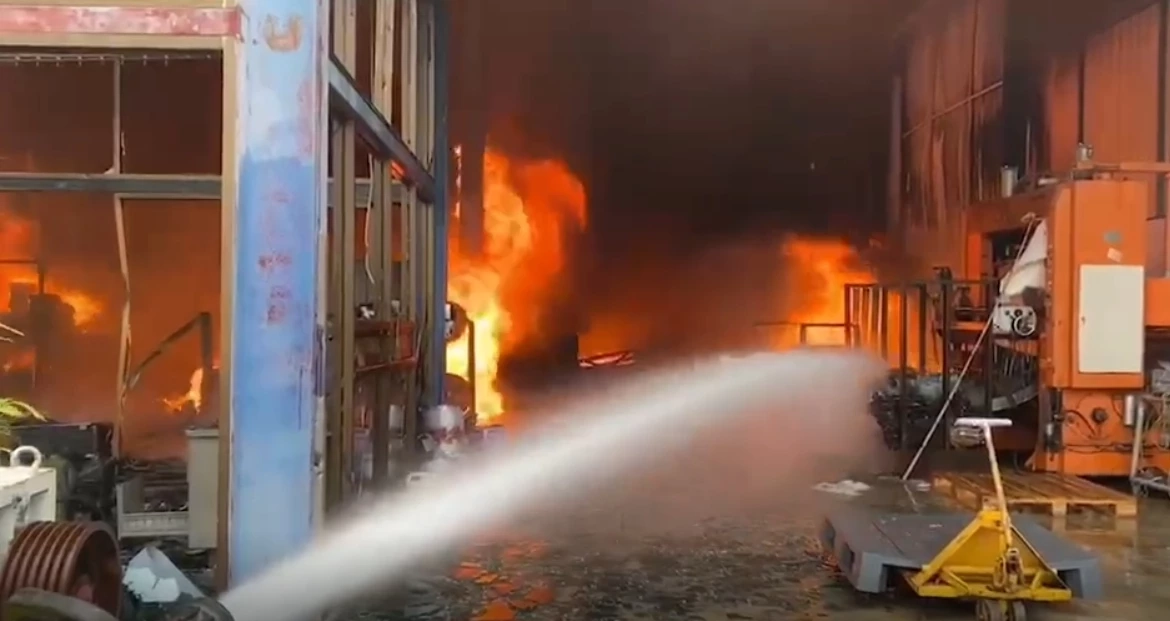 ระทึก ! ไฟไหม้โรงงานพลาสติกขนาดใหญ่ คนงานหนีตายวุ่น