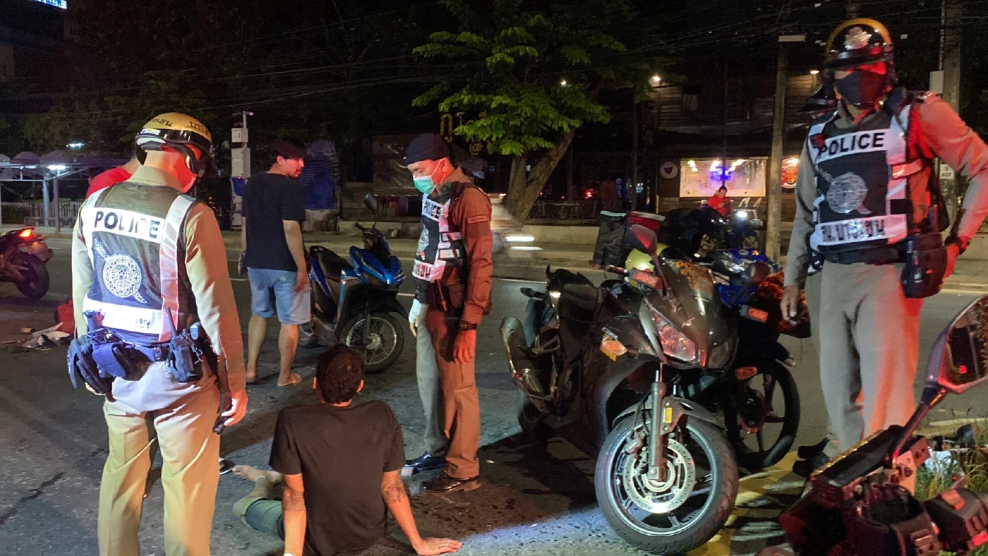 ตร.รอตรวจแอลกอฮอล์-สารเสพติด ก่อนแจ้งข้อหา หนุ่มขี่จยย.หนีสายตรวจ