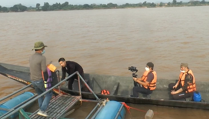 "โตโน่" ลงเรือสำรวจแม่น้ำโขง ก่อนว่ายจริง 22 ต.ค. นี้ ลั่นพร้อมแล้ว 100%