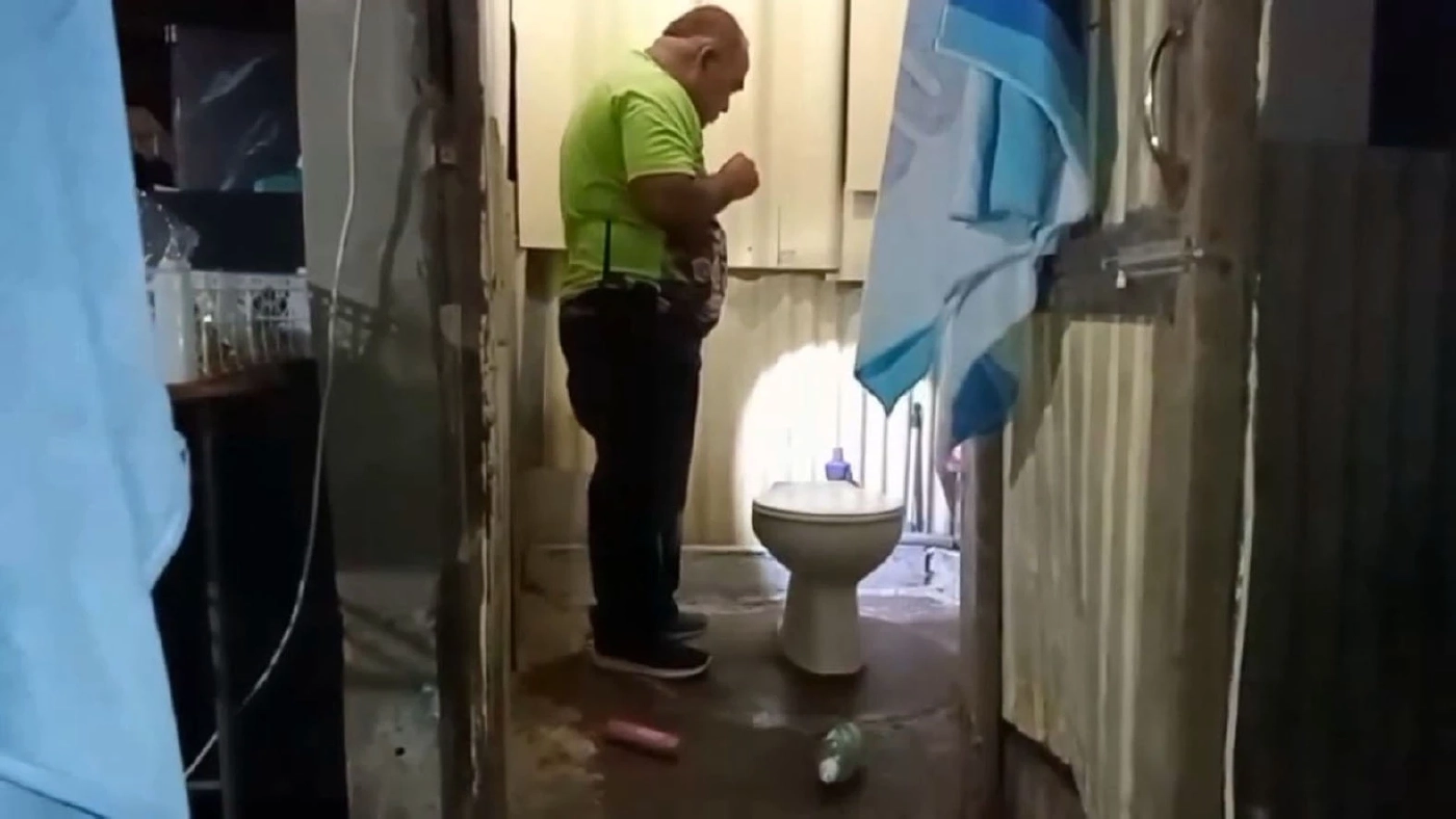 คนร้ายถีบประตูห้องน้ำเข้าไปฟัน