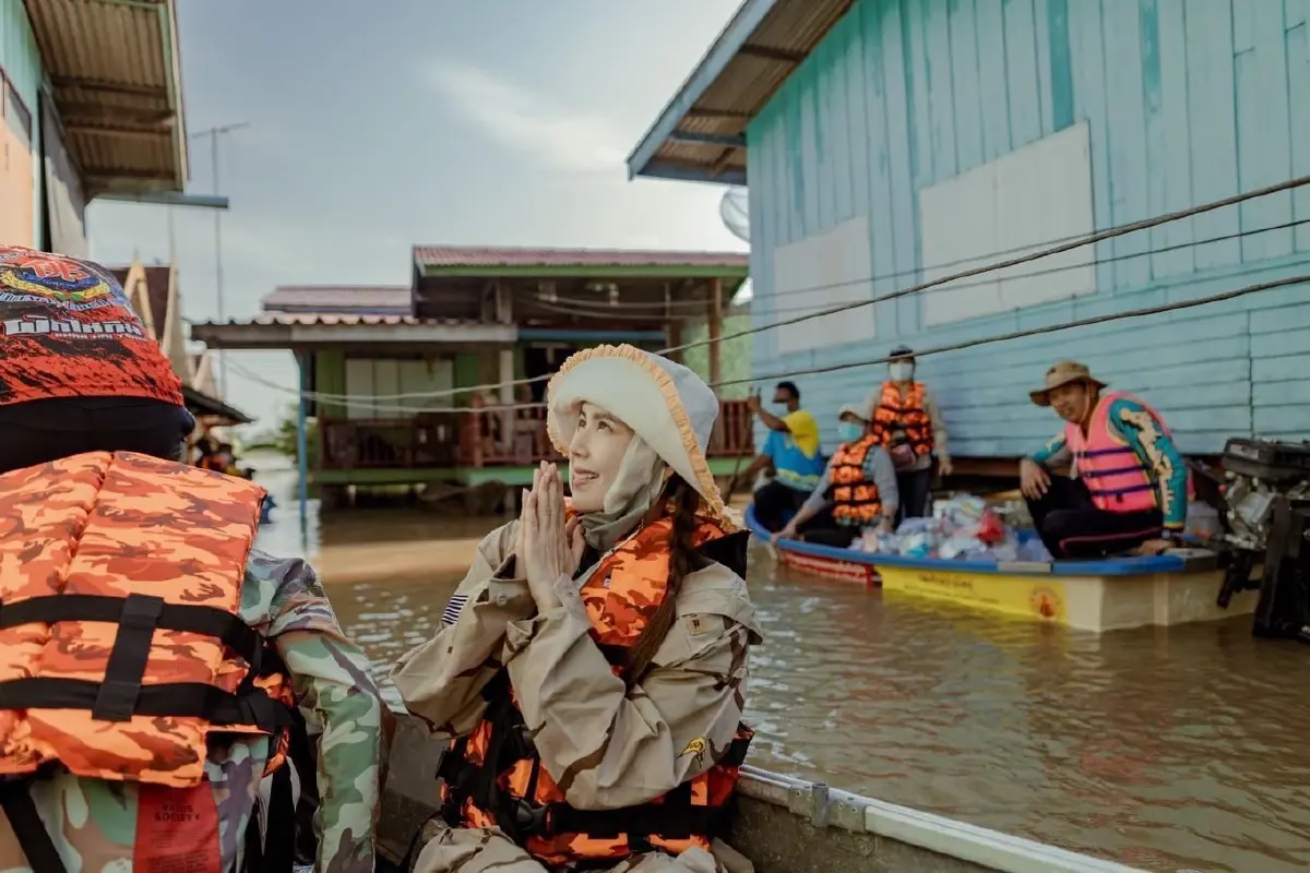 เรือกับข้าวมาแล้ว  “บอย-เจี๊ยบ” ลงพื้นที่ลุยน้ำท่วมช่วยชาวบ้านที่อยุธยา