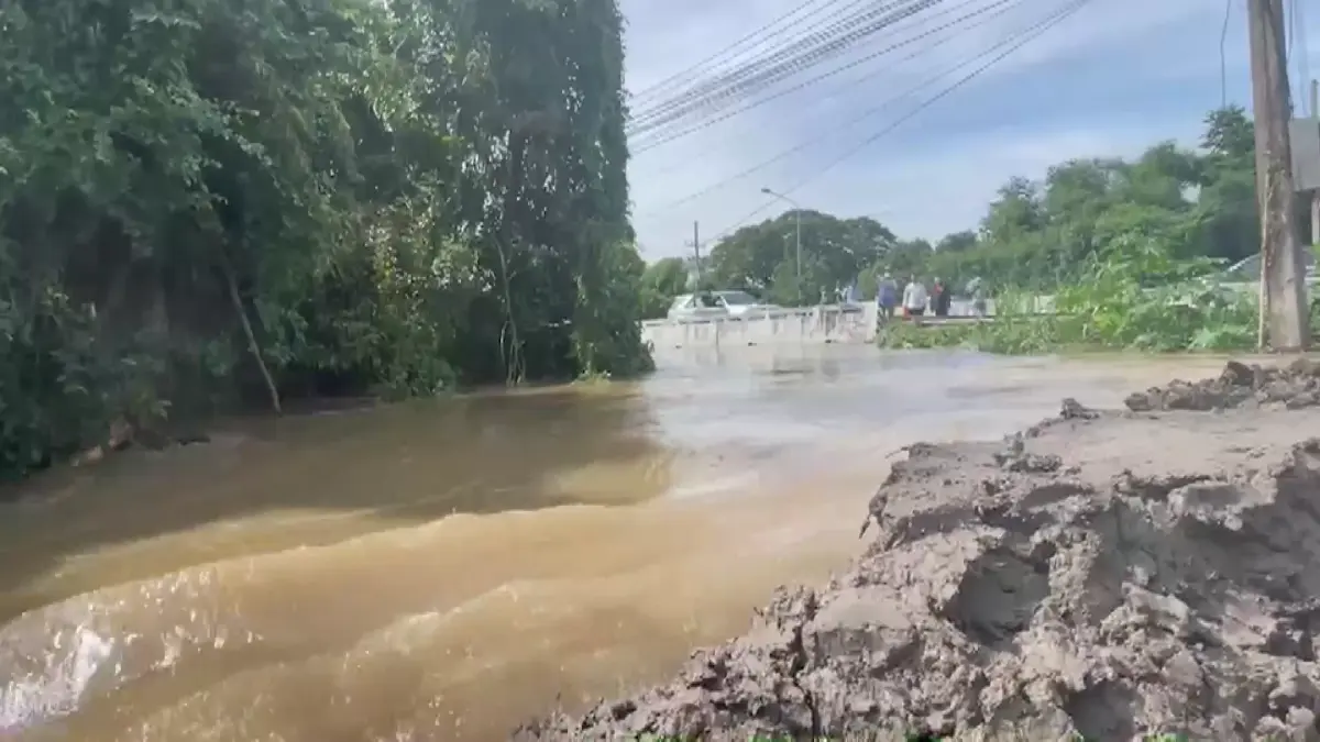 คันดินกั้นน้ำทรุด มวลน้ำทะลัก "ป่าโมก" อ่างทอง แล้ว ท่วมบ้านสูงมิดคอ