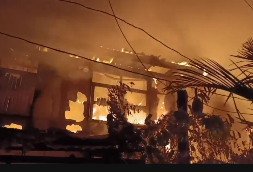 ระทึก หนุ่มคลั่งเห็นบ้านไฟไหม้ วิ่งฝ่ากองเพลิงเข้าไป ชาวบ้านต้องลากออกมา