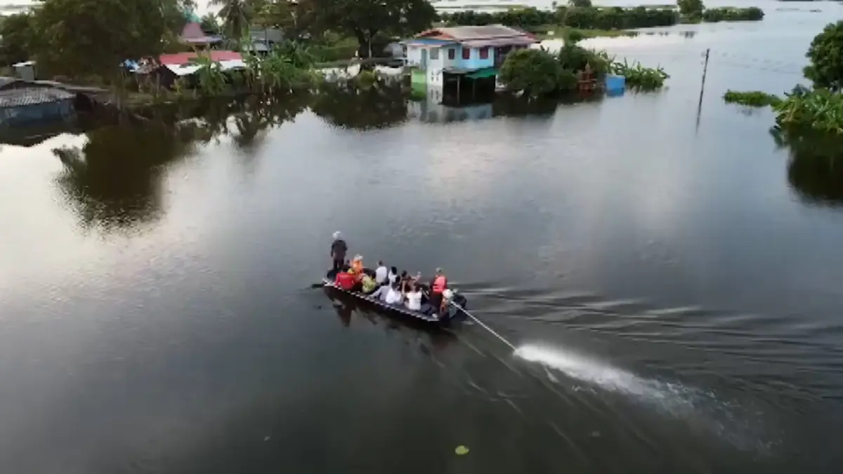 จิตอาสาล่องเรือแจกอาหาร-น้ำดื่ม ช่วยชาวบ้านติดอยู่กลางน้ำ