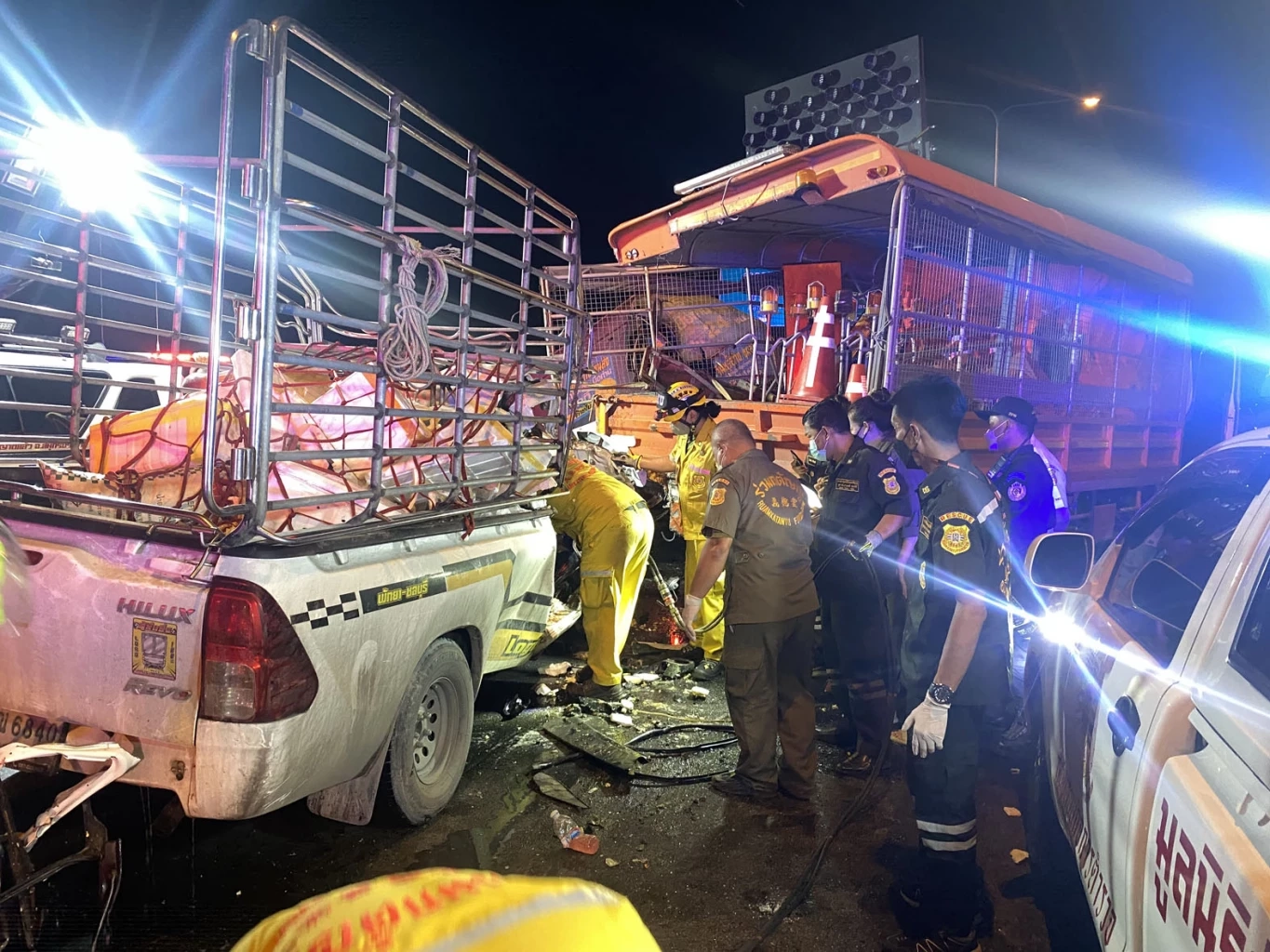 สุดสยอง! กระบะซิ่งแข่งทางด่วนบูรพาวิถี เสย 6 ล้อตีเส้นจราจร ดับ 1 สาหัส 4