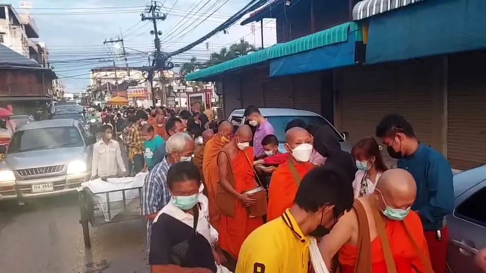 อ.แม่สอด จ.ตาก พุทธศาสนิกชนไทย-เมียนมาร่วม 3,000 คน รอตักบาตรเทโว ครั้งแรกหลังหยุดไปจากสถานการณ์โรคโควิด