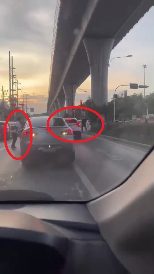 ล่าระทึก ตร.สืบ 7 ยิงยางรถยนต์พ่อค้ายากลางสี่แยก แต่หลบหนีไปได้ (คลิป)