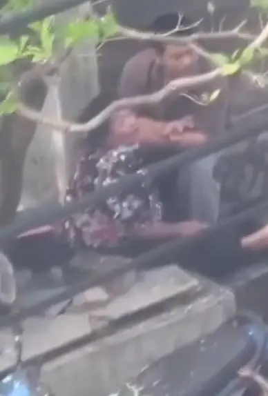 ชาวบ้านสุดเอือม! ถ่ายคลิปลูกทรพีเมาเหล้าทุบตีแม่ประจำ วอนพาตัวไปบำบัด
