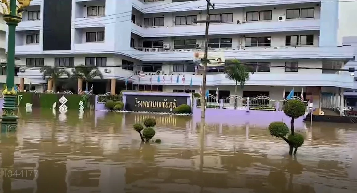วิกฤตซ้ำ “ชัยภูมิ” ท่วมหนักรอบ 50 ปี โซนเศรษฐกิจจมบาดาล ใช้เรือแทนรถ