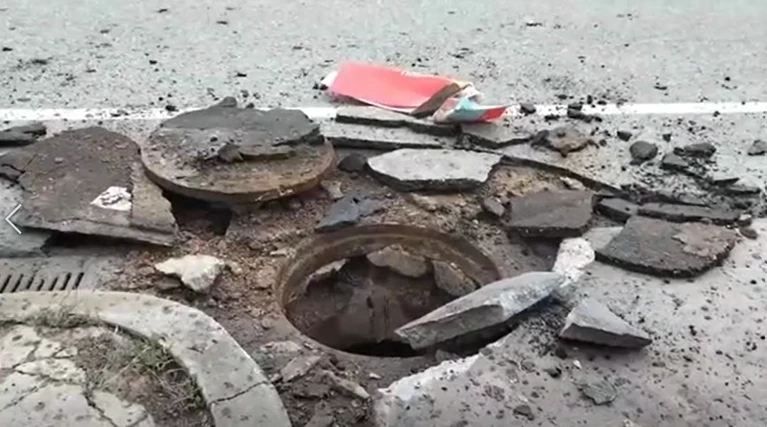 เปิดภาพระทึก!!! ฝาท่อระบายน้ำระเบิดลอยสูงกว่า 5 ม. กลางเมืองชลบุรี (มีคลิป)