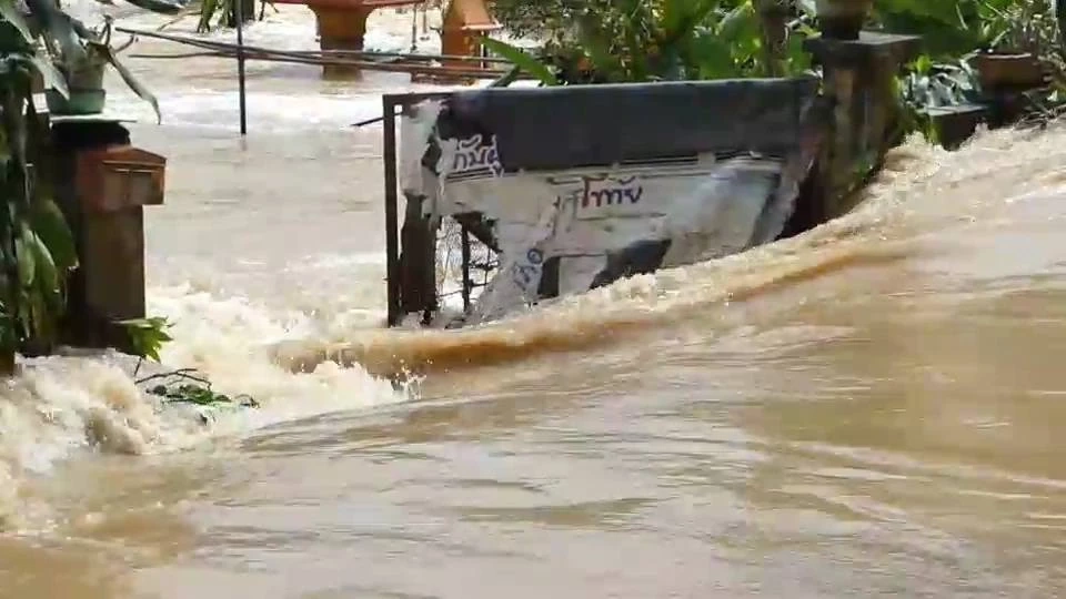 สุโขทัยสุดอั้น น้ำท่วมทะลักเขตเมือง ทหารเร่งขนกระสอบทรายช่วยชาวบ้าน