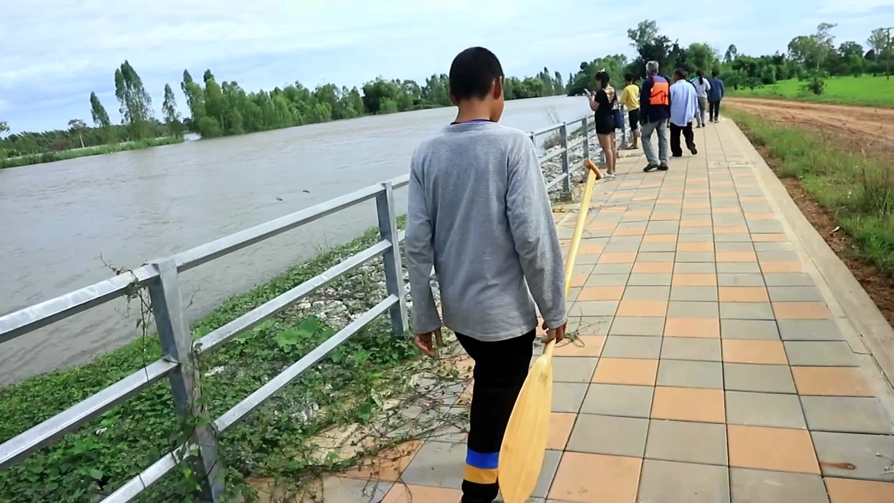 สะเทือนใจ! ยังไม่เจอ 3 ฝีพาย จมหายแม่น้ำชี ญาติตะโกนเรียกลูก-หลาน (คลิป)