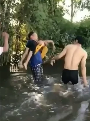 สุดยื้อ ภาพวินาทีชีวิต พ่อพยายามช่วยลูก 8 ขวบ แอบเล่นน้ำท่วม (มีคลิป)