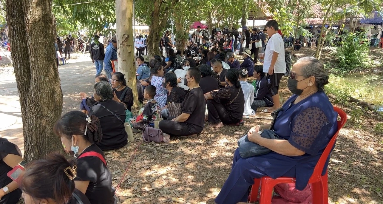 อาลัยแน่นวัด “มวลชนทั่วสารทิศ” แห่ร่วมพิธีพระราชทานเพลิงศพเหยื่อกราดยิง