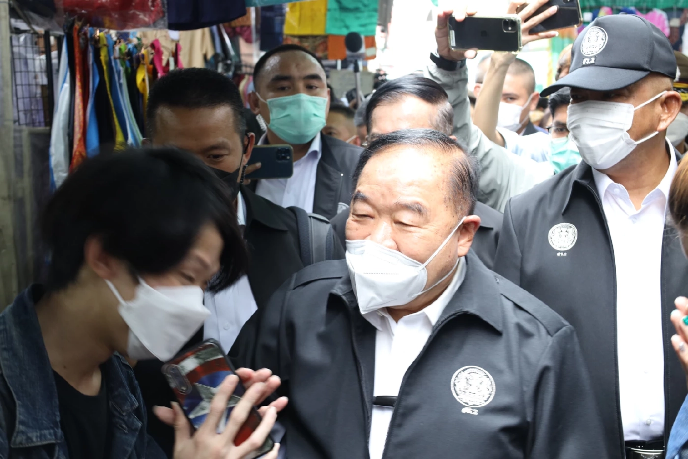 ปชช. บริเวณคลองโอ่งอ่างมารอต้อนรับ พล.อ.ประวิตร