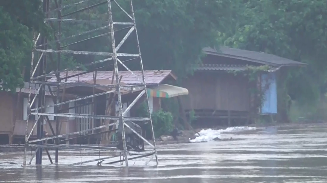 อ่างทอง-ป่าโมก คันดินริมเจ้าพระยาทรุด น้ำทะลักท่วมไม่ทันตั้งตัว
