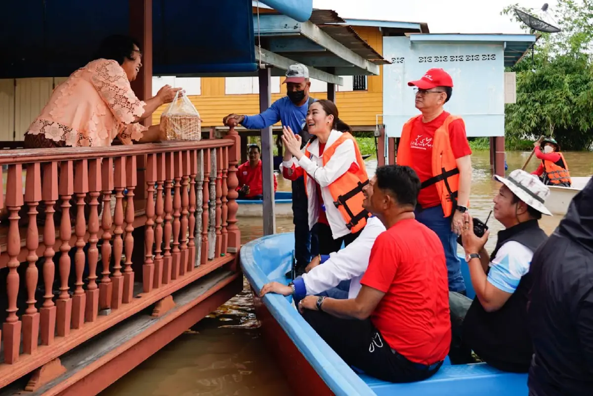 "อุ๊งอิ๊งค์"ยกทัพพท.ลงเรือเยี่ยมผู้ประสบภัยน้ำท่วมกรุงเก่า
