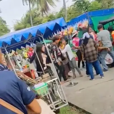 ตะลุมบอน ! คลิปนาทีวัยรุ่นเปิดศึกกลางงานบุญกฐิน ดับ 1 เจ็บ 2 ราย (ชมคลิป)