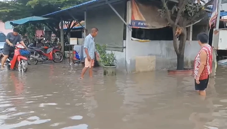 เอาไม่อยู่ น้ำคลองโผงเผงพังผนังกั้นน้ำ เข้าท่วมถนนพร้อมบ้านเรือนประชาชน