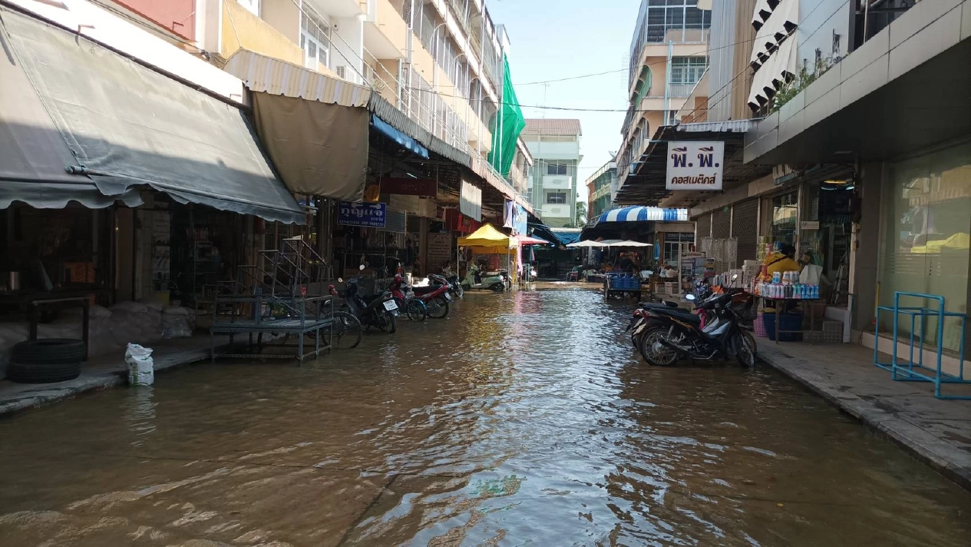 สุดต้าน ตลาดร้อยปีอ่างทองไม่รอด กำแพงพัง แม่น้ำน้อยทะลักท่วมซ้ำ