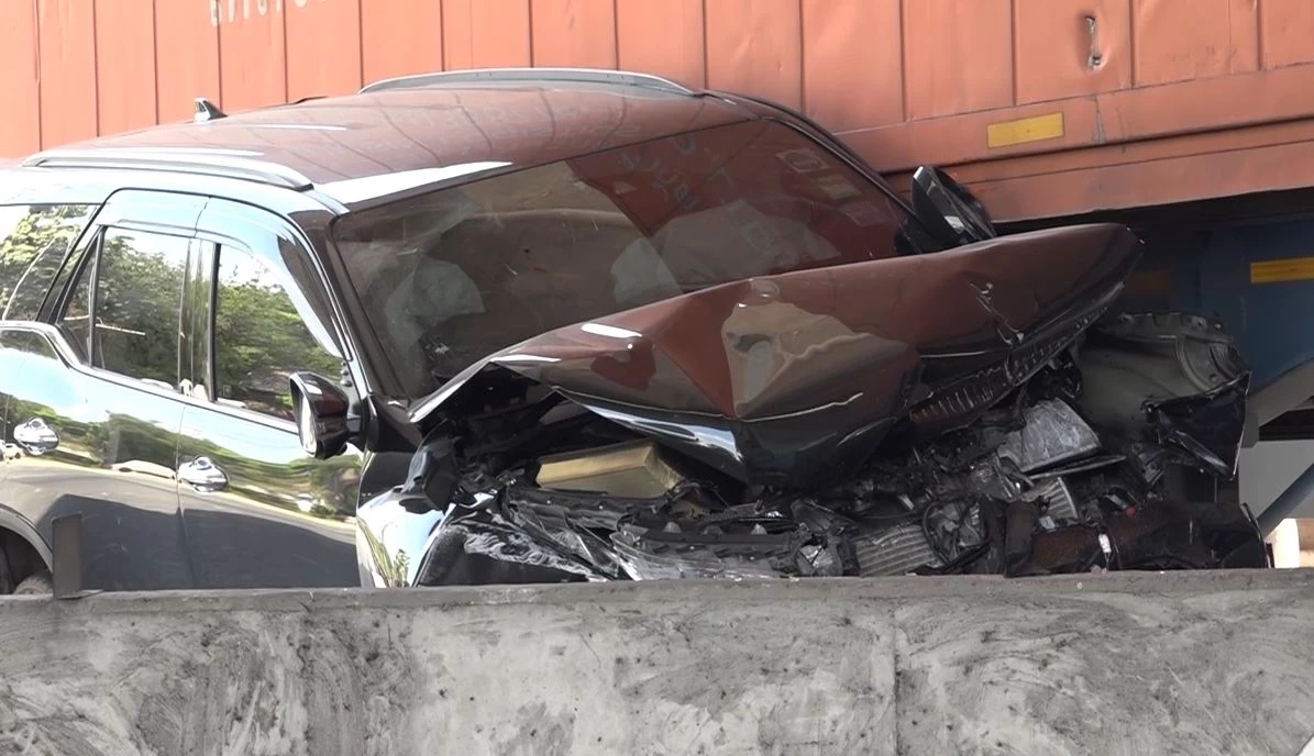 ระทึก! รถเครนลงเขาเบรกแตก ชนยับ 3 คัน เจ็บ 5 ราย