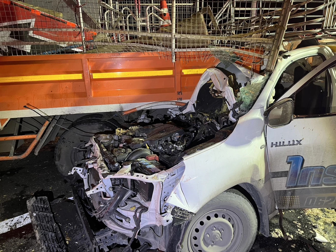 สุดสยอง! กระบะซิ่งแข่งทางด่วนบูรพาวิถี เสย 6 ล้อตีเส้นจราจร ดับ 1 สาหัส 4