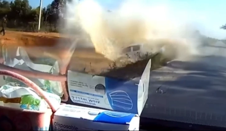 แชร์สนั่น คลิปกระบะซิ่งแซง สุดท้ายเสียหลักพุ่งตกคลอง รถพังยับ (มีคลิป)