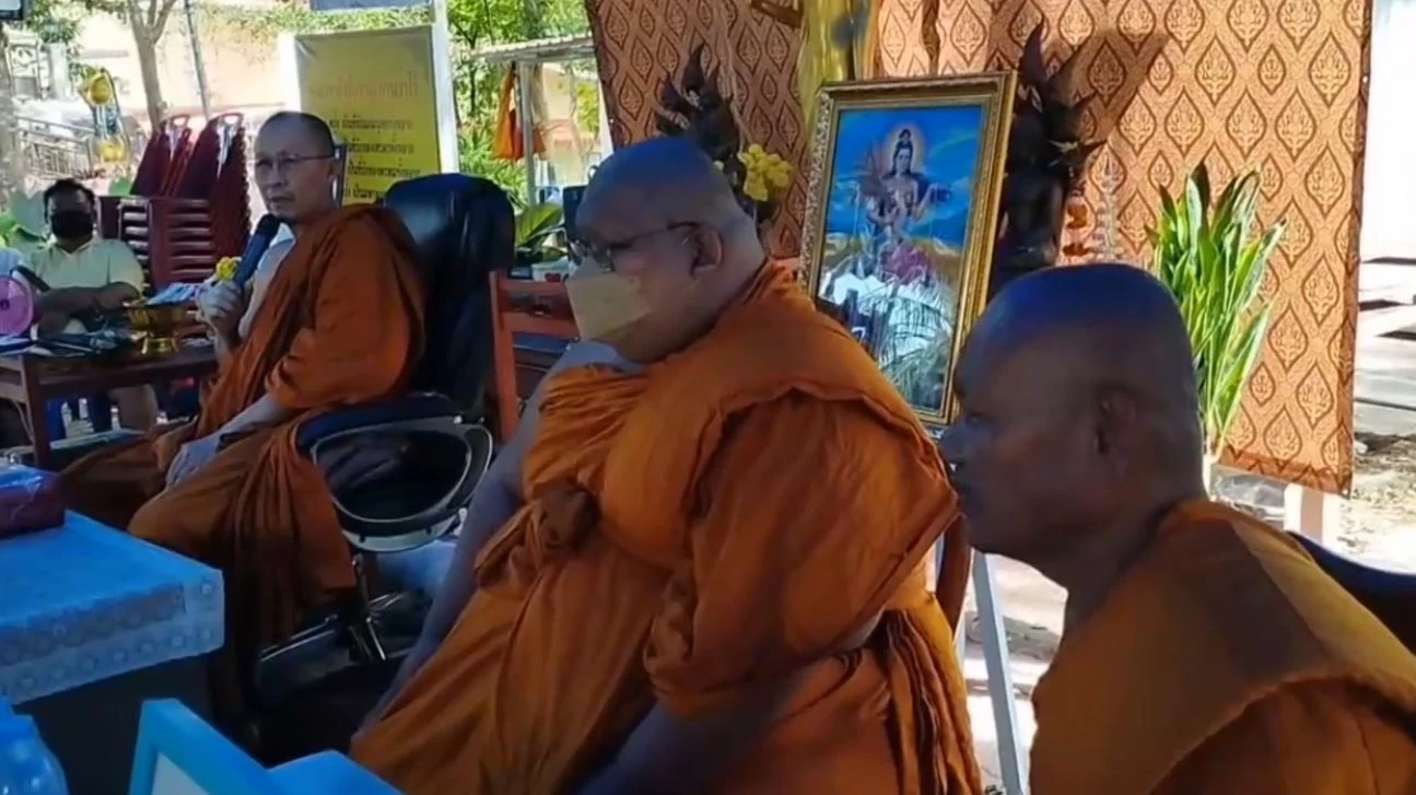 "หลวงพ่อสง่า" รับอุปการะค่ารักษา  "พระคิว"  ป่วยโรคอ้วน 270 กก.