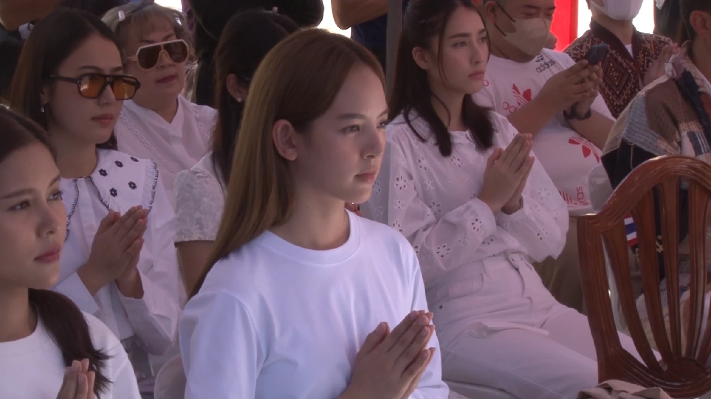 "โตโน่" ควงแฟนสาว นำเครื่องบวงสรวง ไหว้ขอพรองค์พระธาตุพนม (มีคลิป)