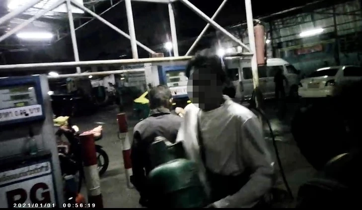 ผวาบึ้ม ชาวบ้านแห่แอบนำถังปิกนิกเติม LPG ที่ปั๊ม เหตุก๊าซแพง (มีคลิป)