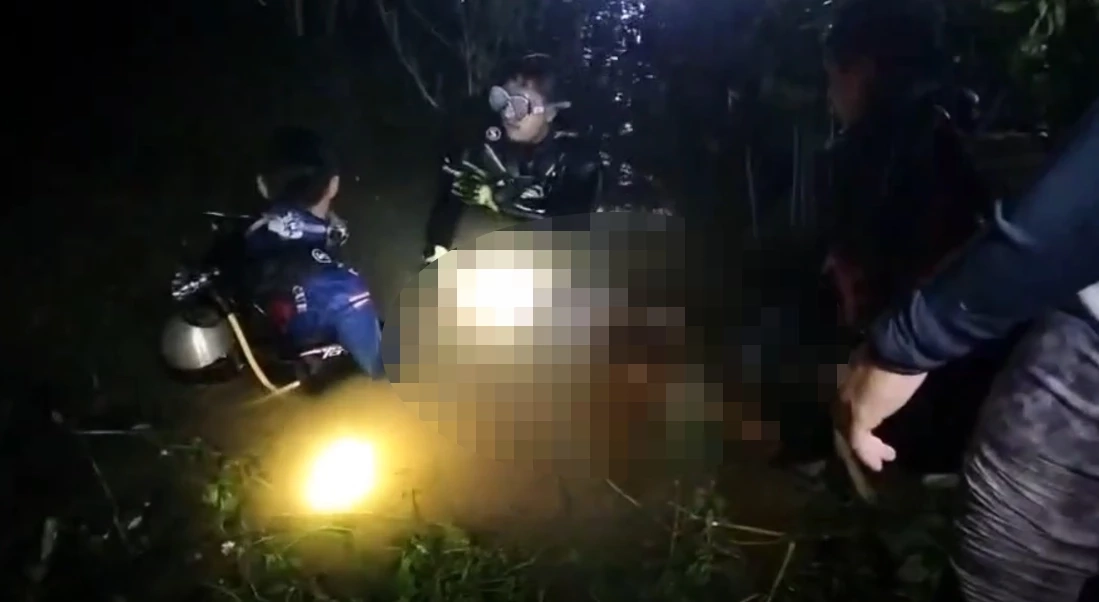ผงะร่าง “ผช.ผญบ.” โผล่หนองน้ำ พบรอยมีดปักอก – ลำคอ  3 แผล ดับปริศนา