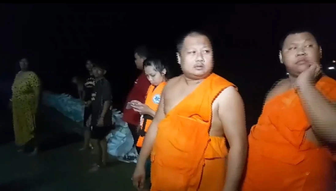 พระ ออกมาช่วยโยมพาคนหนีน้ำ