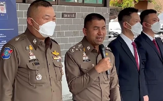 บิ๊กโจ๊ก คลี่ปมสาวจีนดับปริศนา หลังเที่ยวผับรัชดาฯ จ่อเอาผิดเจ้าของผับ โดยมีตำรวจจากจีน(สวมสูท) เข้าฟังสรุปและร่วมแถลงข่าวต่อสื่อมวลชน