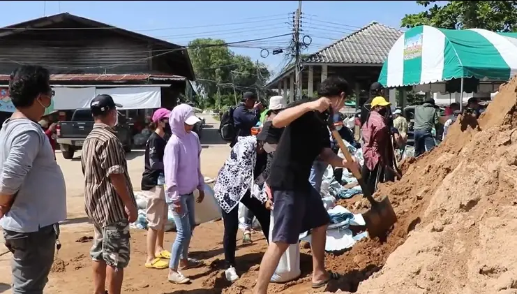 น้ำเจ้าพระยาเพิ่มต่อเนื่อง ผุดลอดใต้เขื่อนริมน้ำ ชาวบ้าน-ทหาร เร่งช่วยอุด