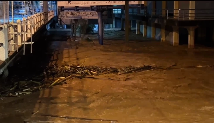 ระทึก ฝนถล่มหนักน้ำป่าดอยตุงหลากท่วมแม่สายกลางดึก