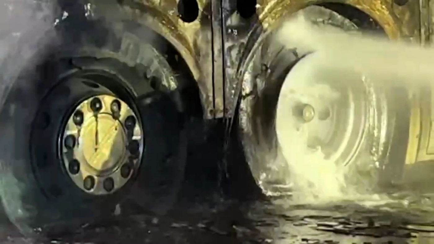 ไฟไหม้ รถทัวร์VIP "อุบลฯ-ภูเก็ต"  21 ชีวิต หนีตายอลหม่าน 