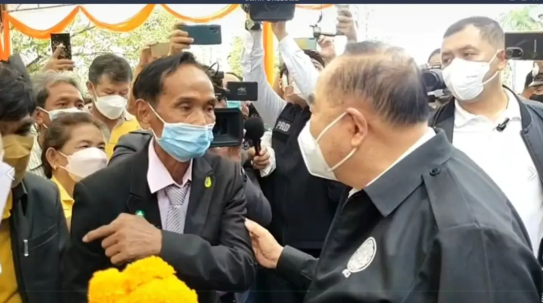 พล.อ.ประวิตร ลงพื้นที่จ.สุราษฎร์ธานี ติดตามสถานการณ์น้ำและราคาน้ำมันปาล์ม